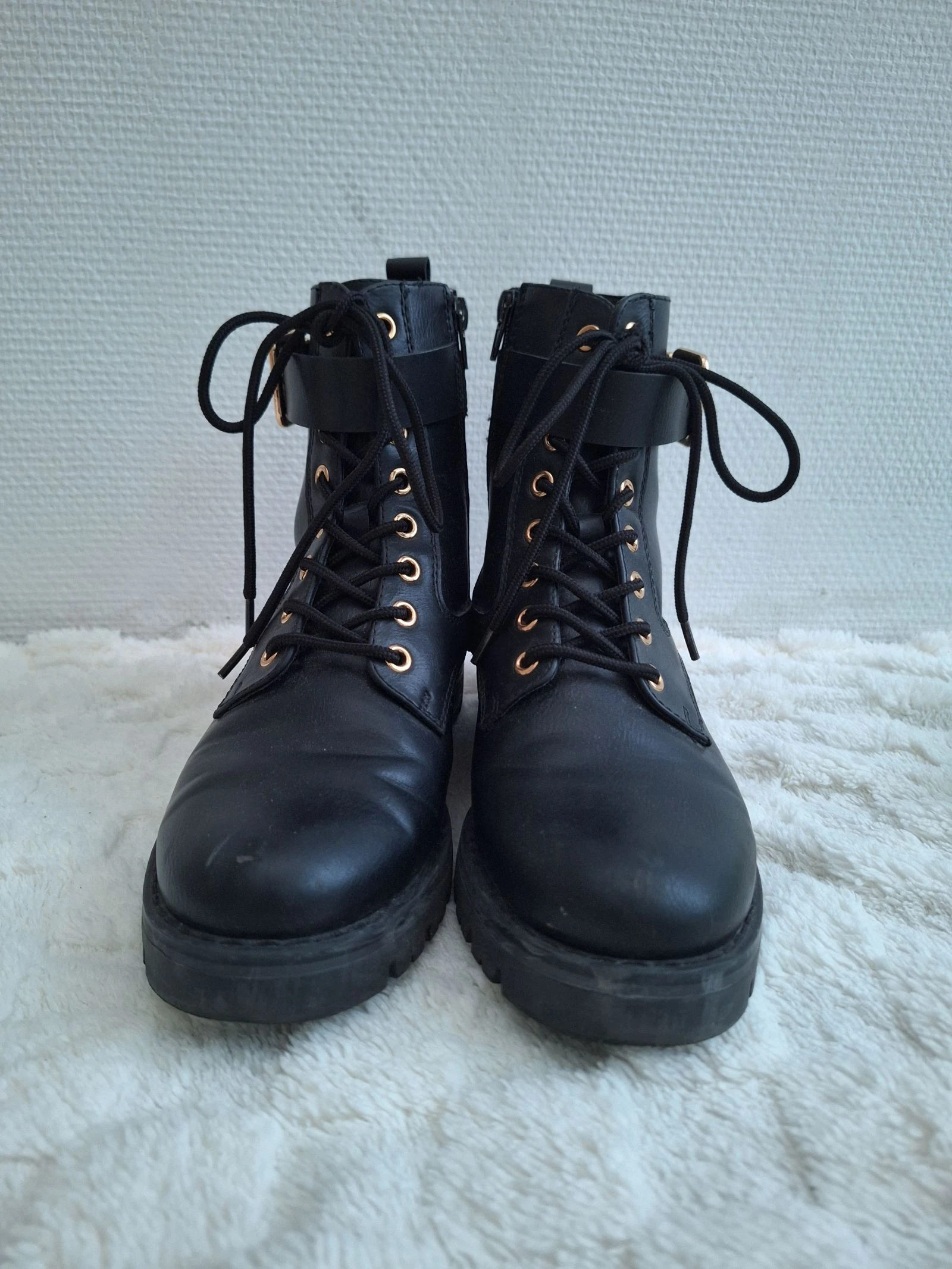 Botas de cano baixo pretas com detalhes dourados tamanho 38 – photo 2